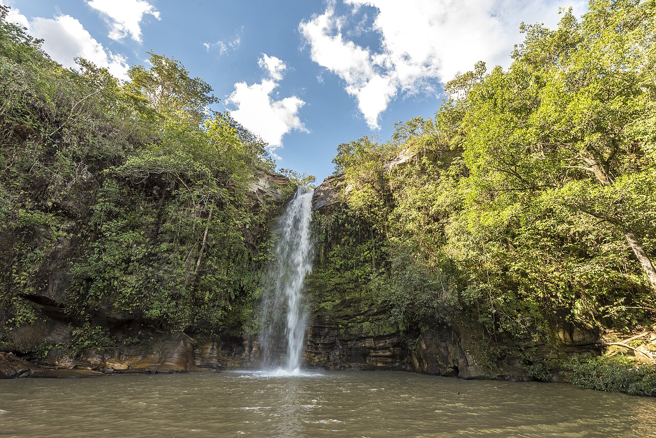 Cachoeira do Abade em Pirenópolis, com queda d’água e vegetação ao redor